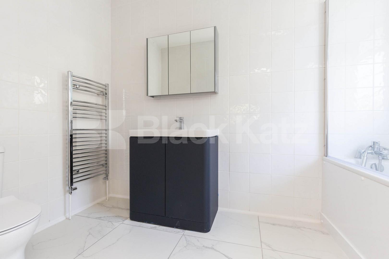 Very spacious six bed two reception rooms house with garden mins to tube Holden Road, North Finchley